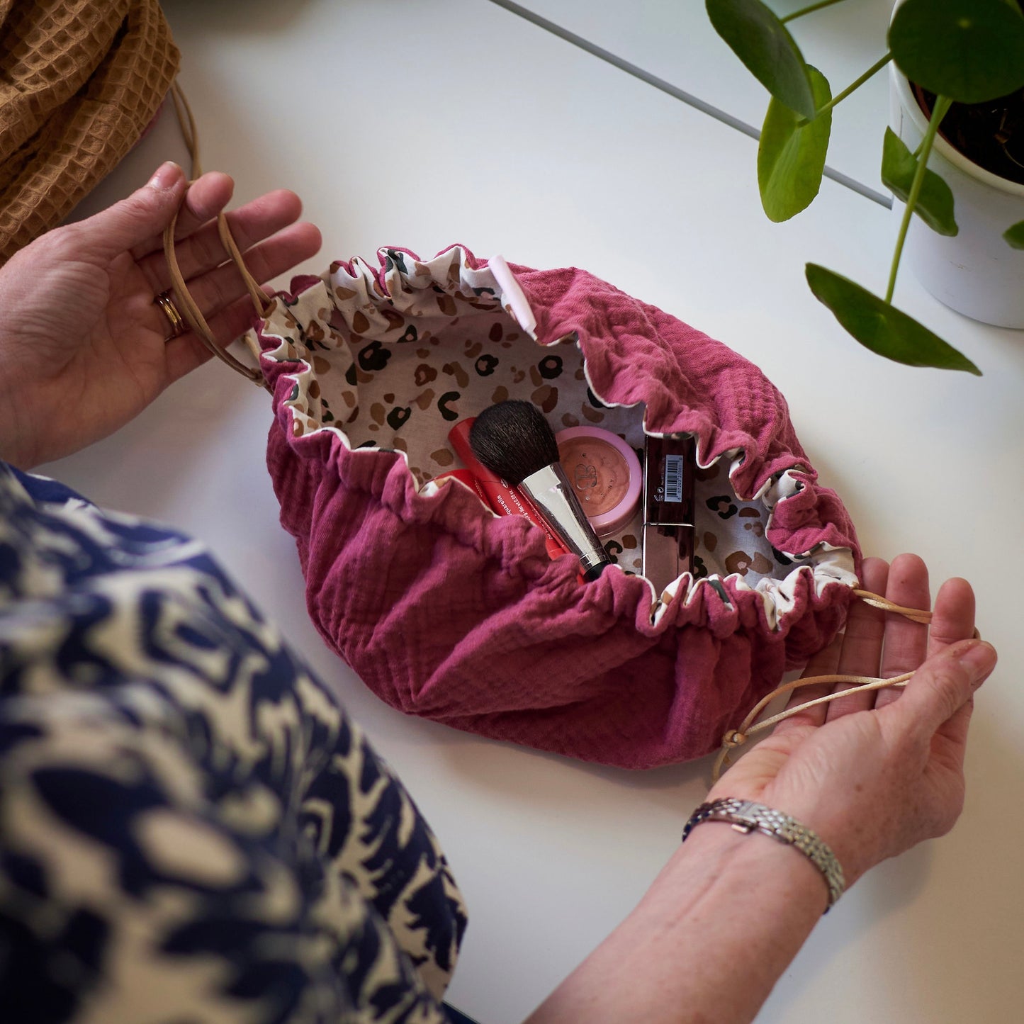 Trousse de Maquillage "Caro" Double gaze Rose et fleurs blanches