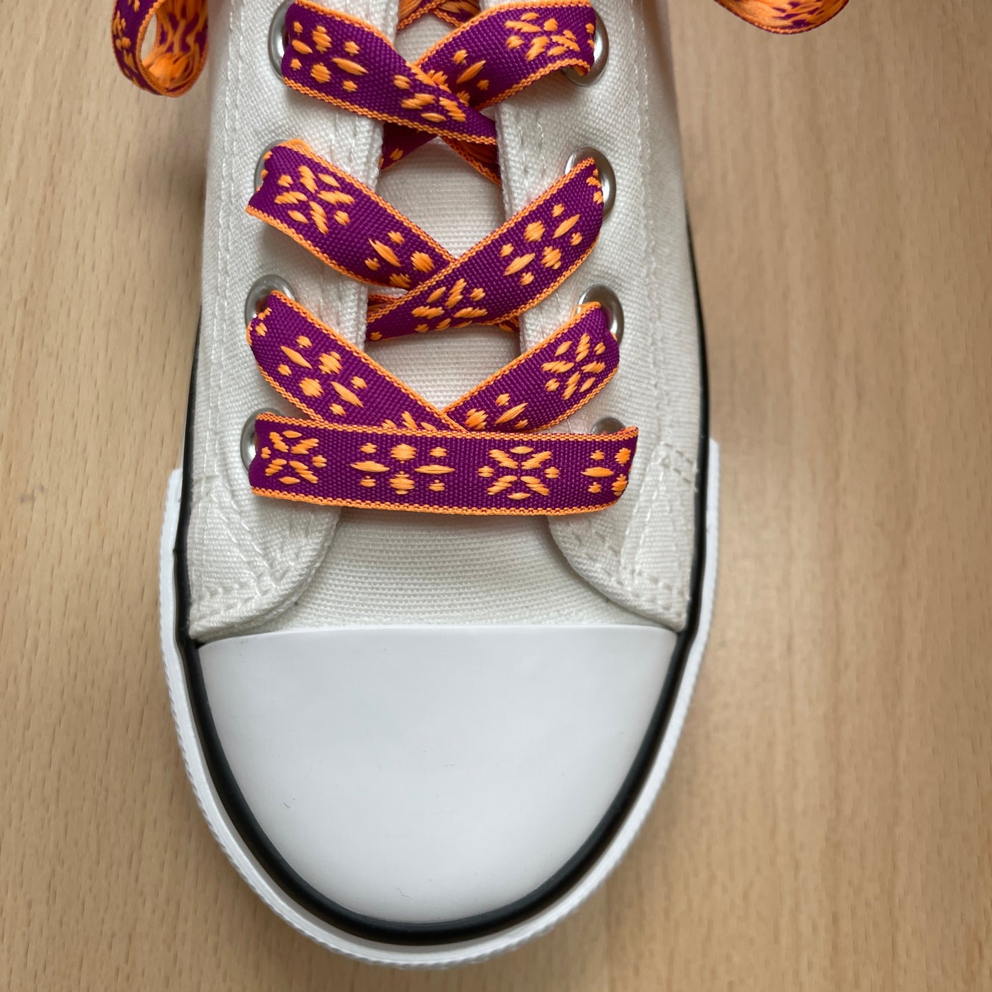 Lacets fun pour mettre de la couleurs sur vos baskets - Lacets violet avec motifs orange fluo