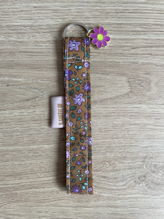 Porte-clé en tissus avec breloque - Coton marron et fleurs violettes