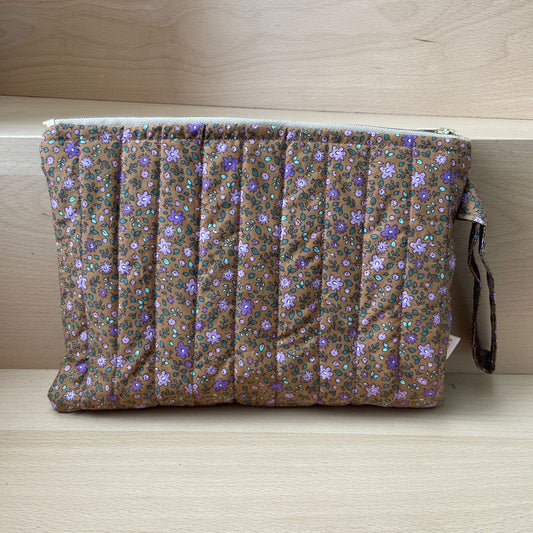 Pochette de voyage/ Housse I pad - Matelassé tissu marron avec petites fleurs violettes  avec une anse