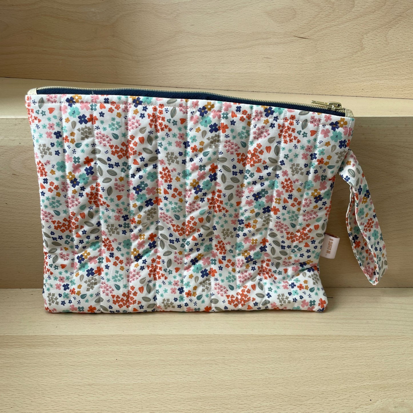 Pochette de voyage/ Housse I pad - Matelassé tissu petites fleurs multicolores orange avec une anse