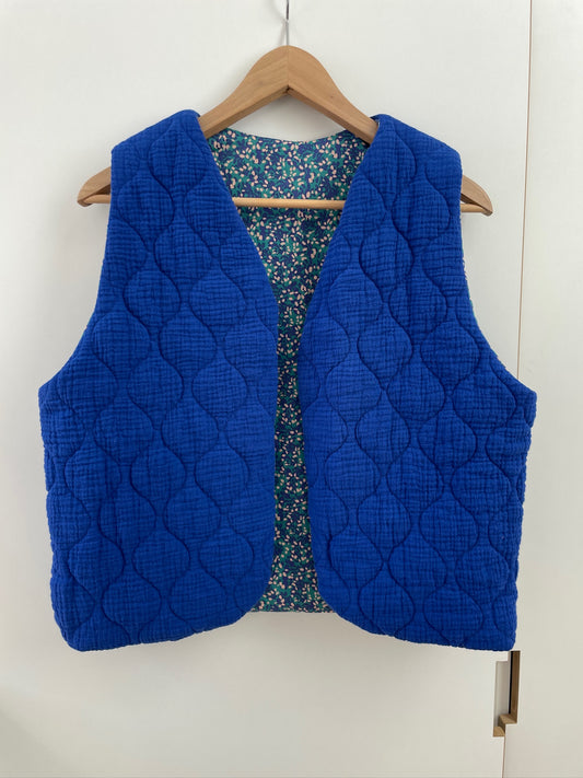 Gilet sans manche réversible matelassé bleu cobalt et intérieur bleu / vert grain de riz (délai de confection 7 jours