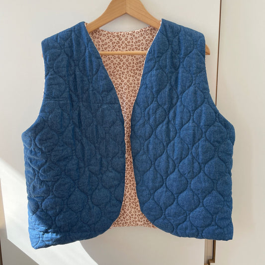 Gilet sans manche réversible matelassé jean et intérieur gaze de coton léopard (en stock)